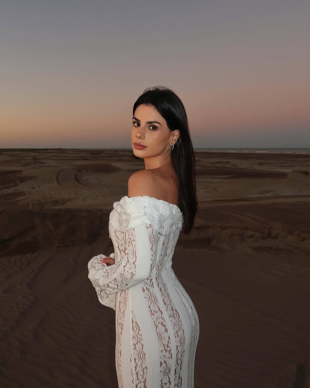 Bodenlanges weißes Spitzenkleid für Damen mit schulterfreiem Schnitt und ausgestellten Ärmeln – elegantes Outfit für besondere Anlässe. Timefinity 2025 sommer