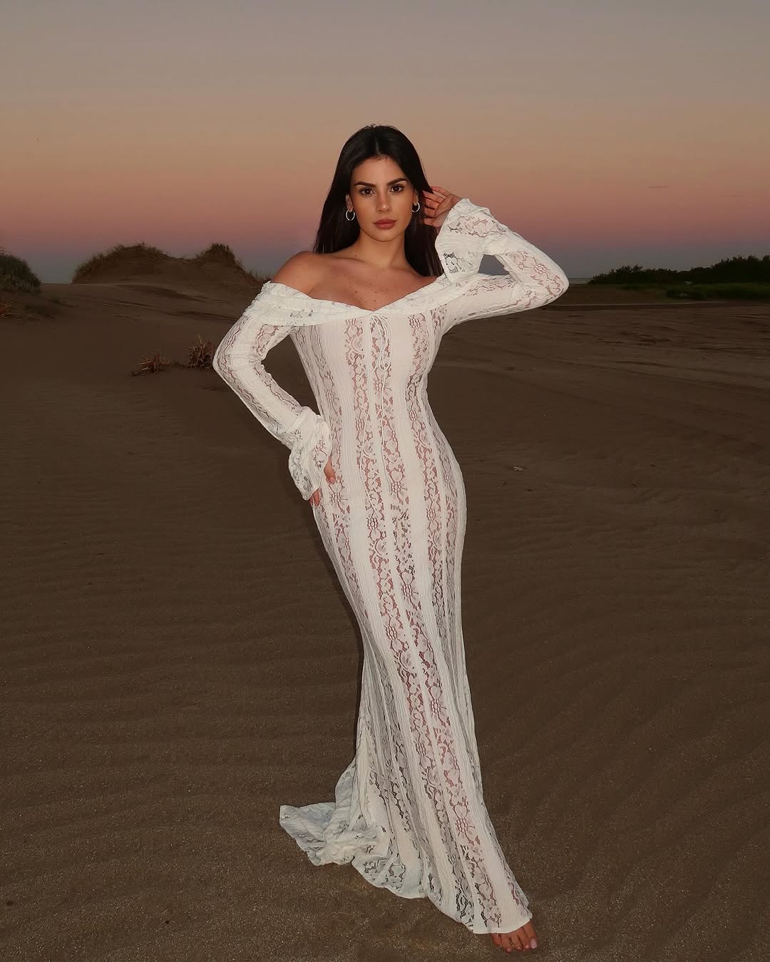Bodenlanges weißes Spitzenkleid für Damen mit schulterfreiem Schnitt und ausgestellten Ärmeln – elegantes Outfit für besondere Anlässe. Timefinity 2025 sommer