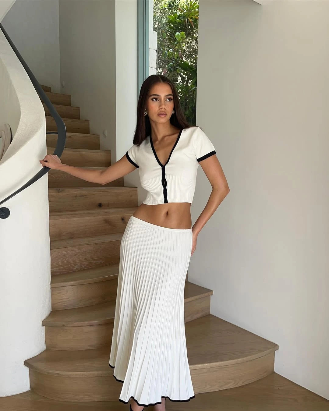 Weißes Sommer-Set für Damen mit Crop-Top und langem, fließendem Rock – perfekt für Urlaub und Alltag / Timefinity