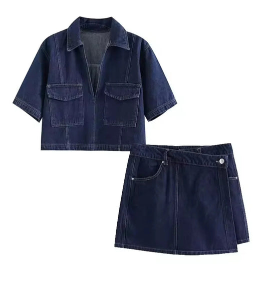 Denim Zweiteiler für Damen – figurbetonter Jeans-Rock mit passendem Oberteil, trendiger Look 2025, eleganter und moderner Style.