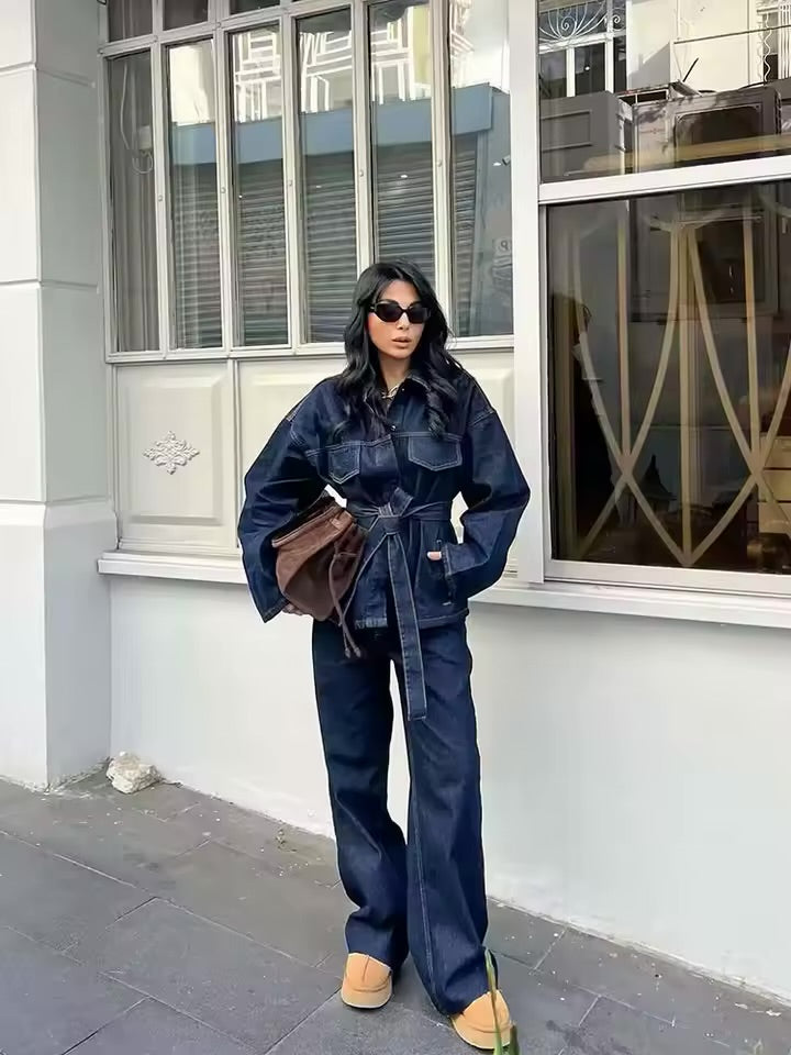 TIMEFINITY Icon Set – Dunkles Denim-Zweiteiler mit taillierter Jacke & High-Waist-Jeans, Trend 2025