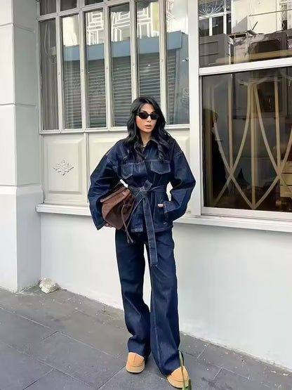 TIMEFINITY Icon Set – Dunkles Denim-Zweiteiler mit taillierter Jacke & High-Waist-Jeans, Trend 2025
