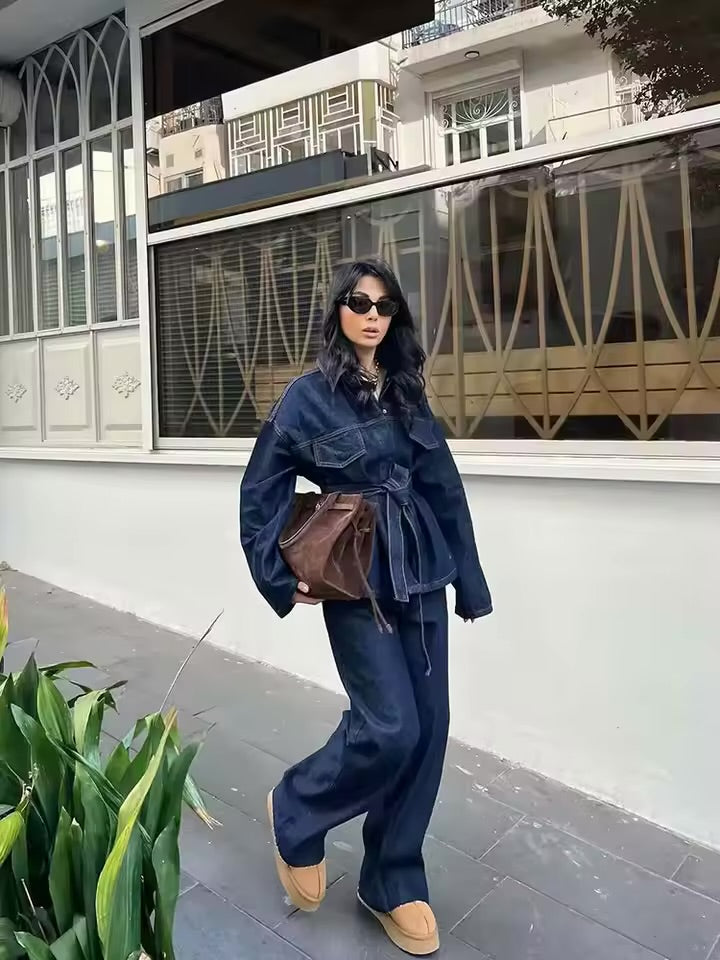 TIMEFINITY Icon Set – Dunkles Denim-Zweiteiler mit taillierter Jacke & High-Waist-Jeans, Trend 2025